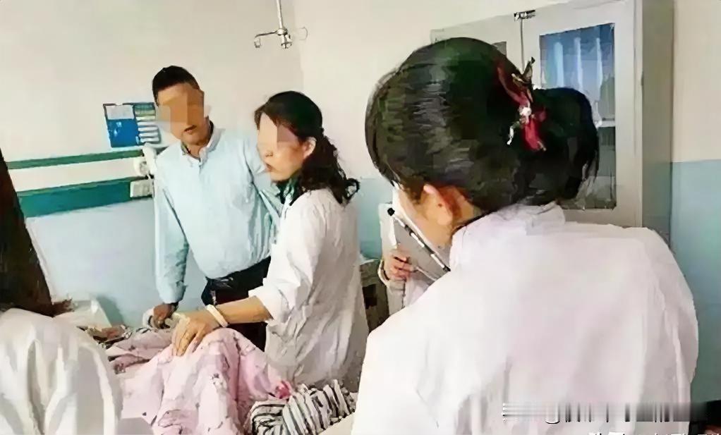 湖北，一女子怀孕8个多月去医院产检。她跟医生抱怨道："宝宝踢我肚子可带劲了！"结