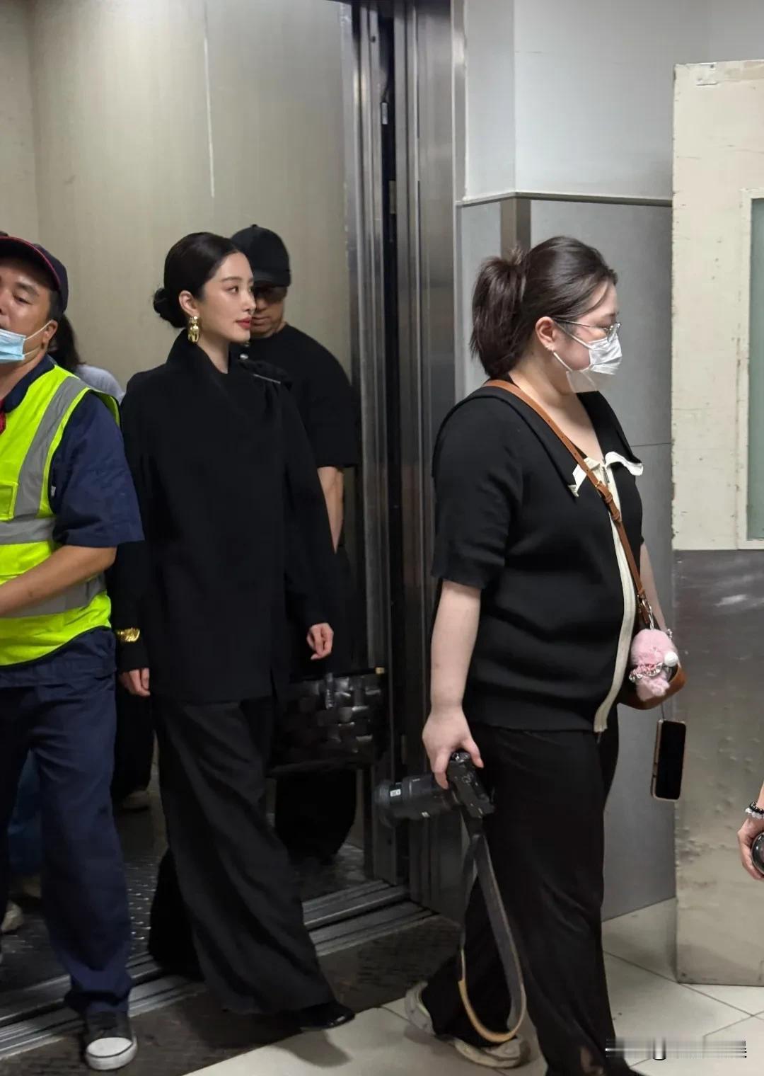 杨采钰现身杭州出席活动，这颜值、体态真的绝了，怪不得能静悄悄的“俘获”富二代丈夫
