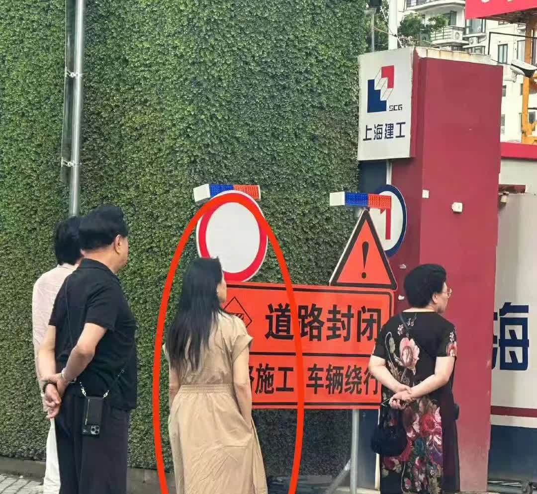 好一对明星夫妻秦昊和伊能静！打破了明星光鲜亮丽的一面，两人穿着皱
