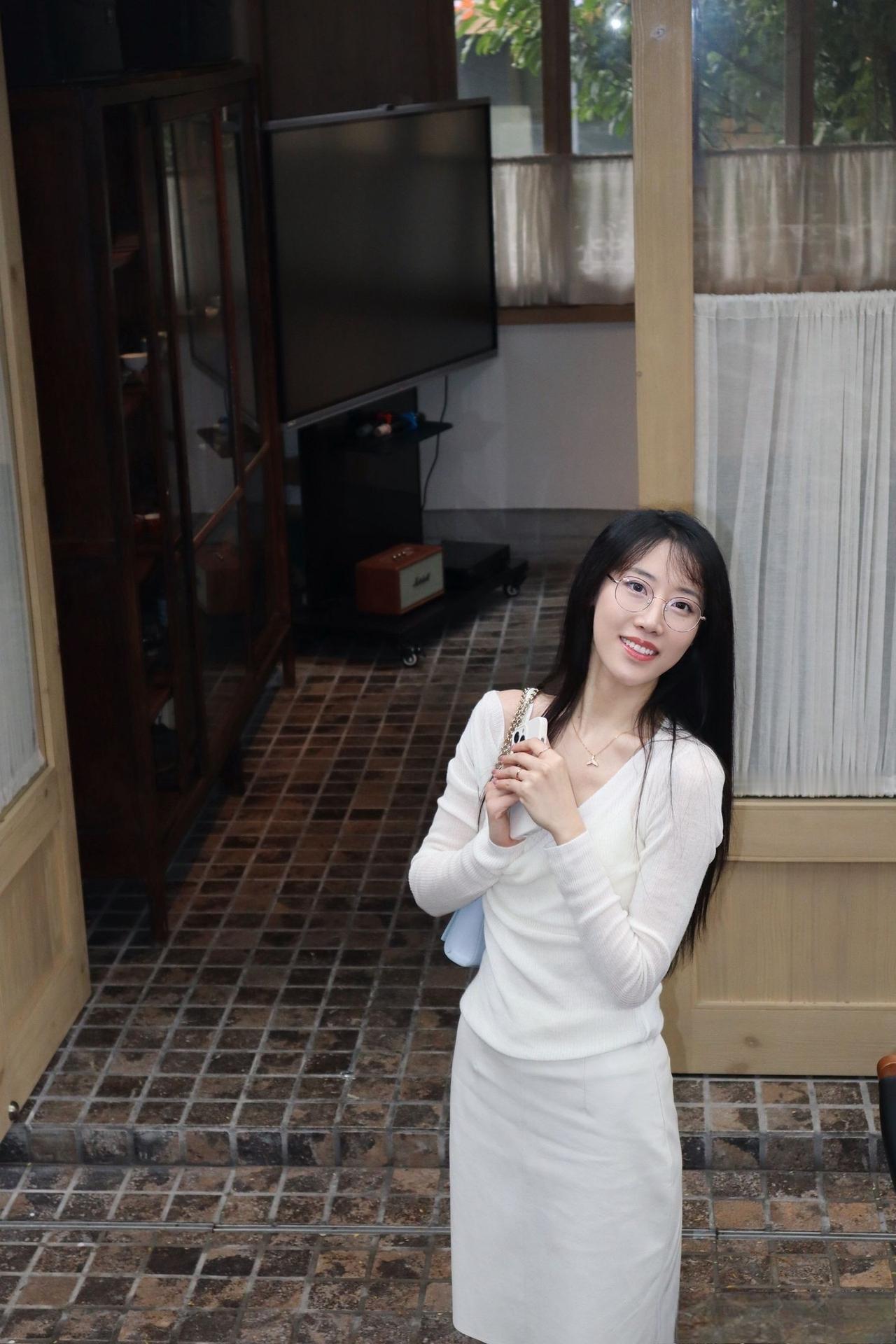 这套是“极简温柔风”穿搭，自带清冷高级感：-单品选了白色针织套装，上衣的