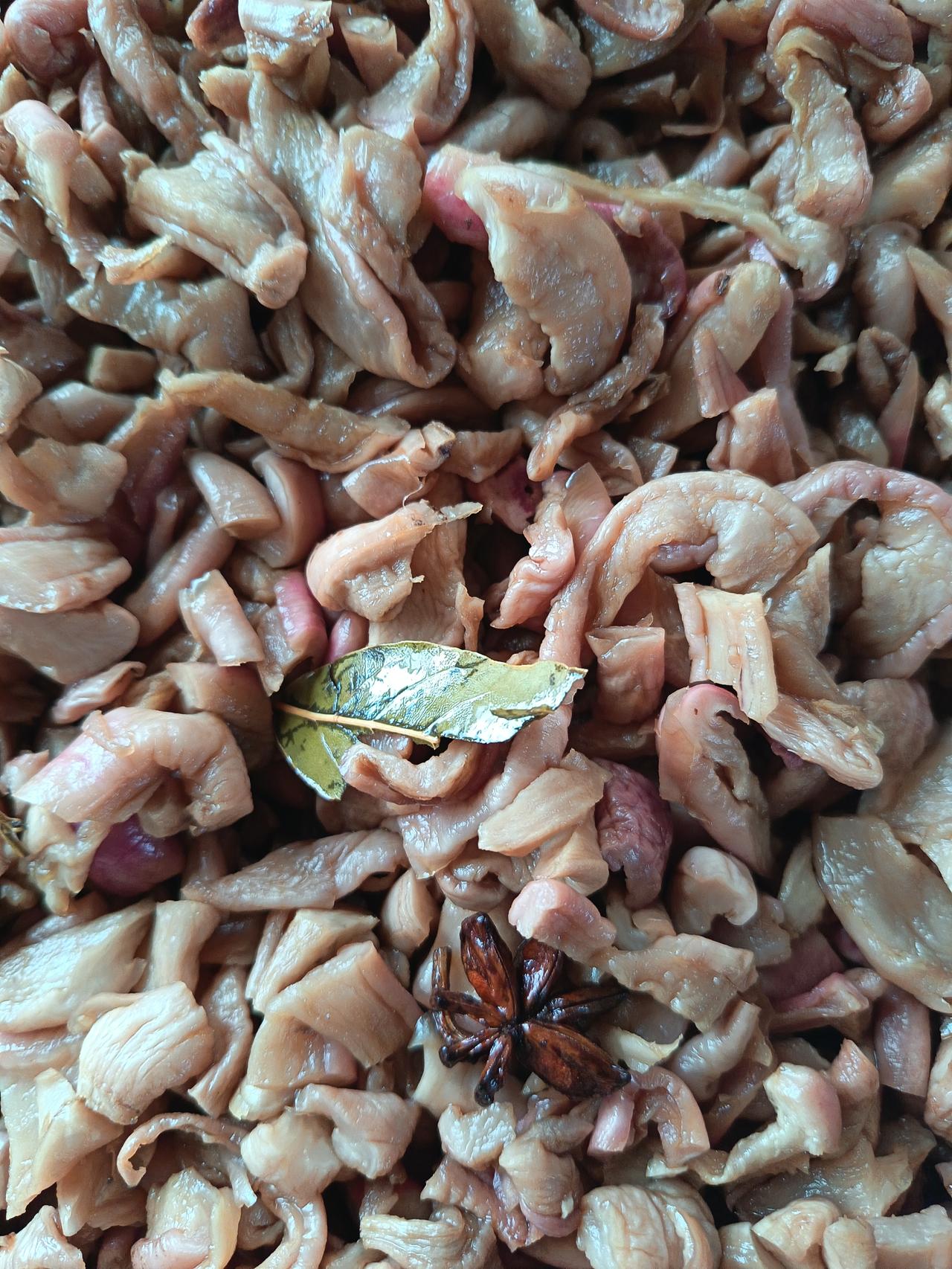 孩子总说家里腌制的萝卜干赶不上超市买的萝卜干好吃，微甜不咸，脆而爽口。我也曾尝过