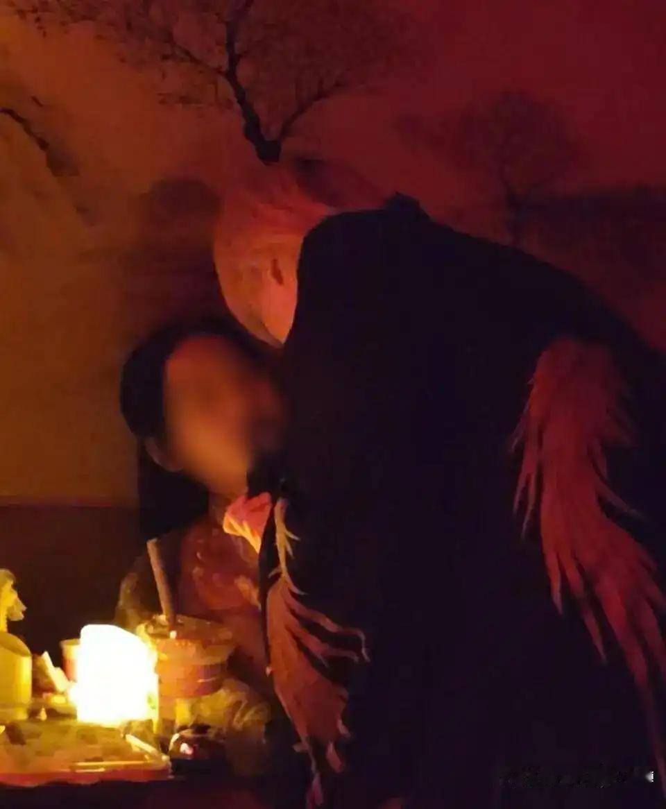 昏暗包间里，男主持把女玩家压在身下贴胸亲吻，还有人当场解皮带。你以为这是哪门子地