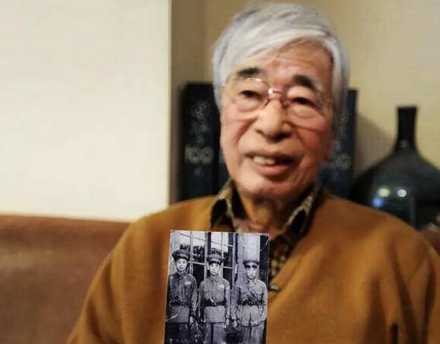 1948年，日本人砂原惠改名换姓化名张荣清，并谎报中国国籍，加入解放军，在辽宁战