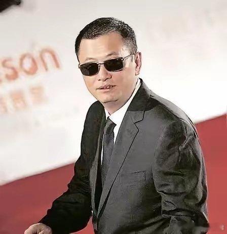 墨镜导演对金靖开黄腔起因编剧古二写的繁华剧本，没有自己的署名，拿不到相应的报酬，