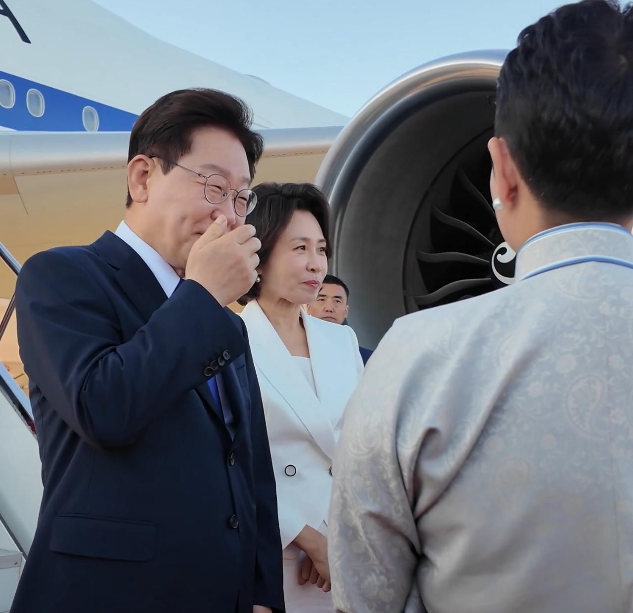 韩国总统李在明刚刚抵达蒙古成吉思汗国际机场，蒙古把红地毯一下子从地面铺到机舱，有