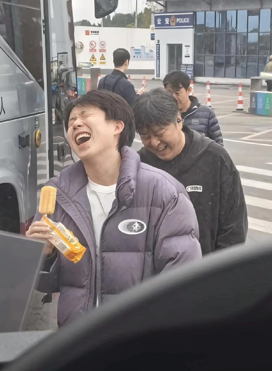 释怀的笑容最珍贵！大头澳门世界杯加油💪看到大头和孙逊指导这张同框照，手里