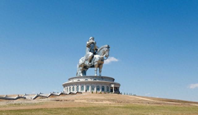 外蒙被称为坐在矿车上的国家，目前人口320万左右，领土面积156万平方公里，是世