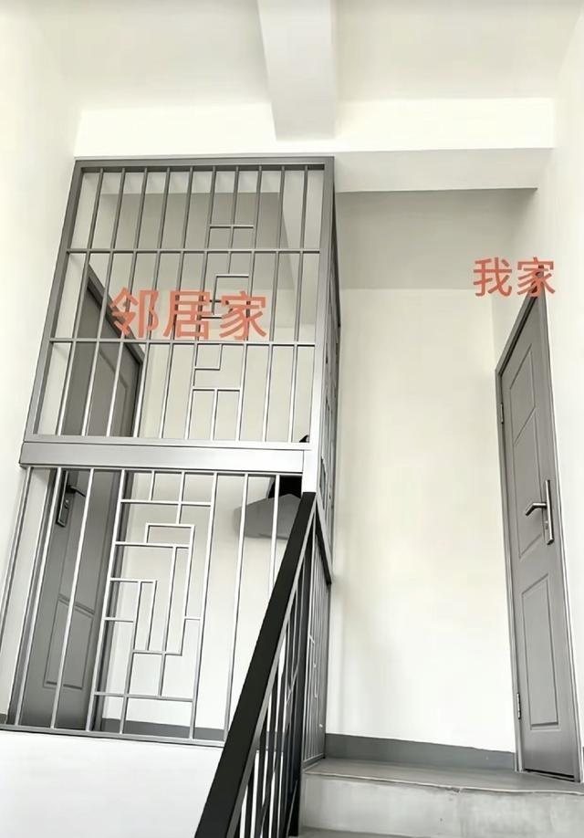 买房最怕遇到奇葩邻居。遇到这种人别硬刚，讲道理没用，直接冷处理，戴耳机无视他。别