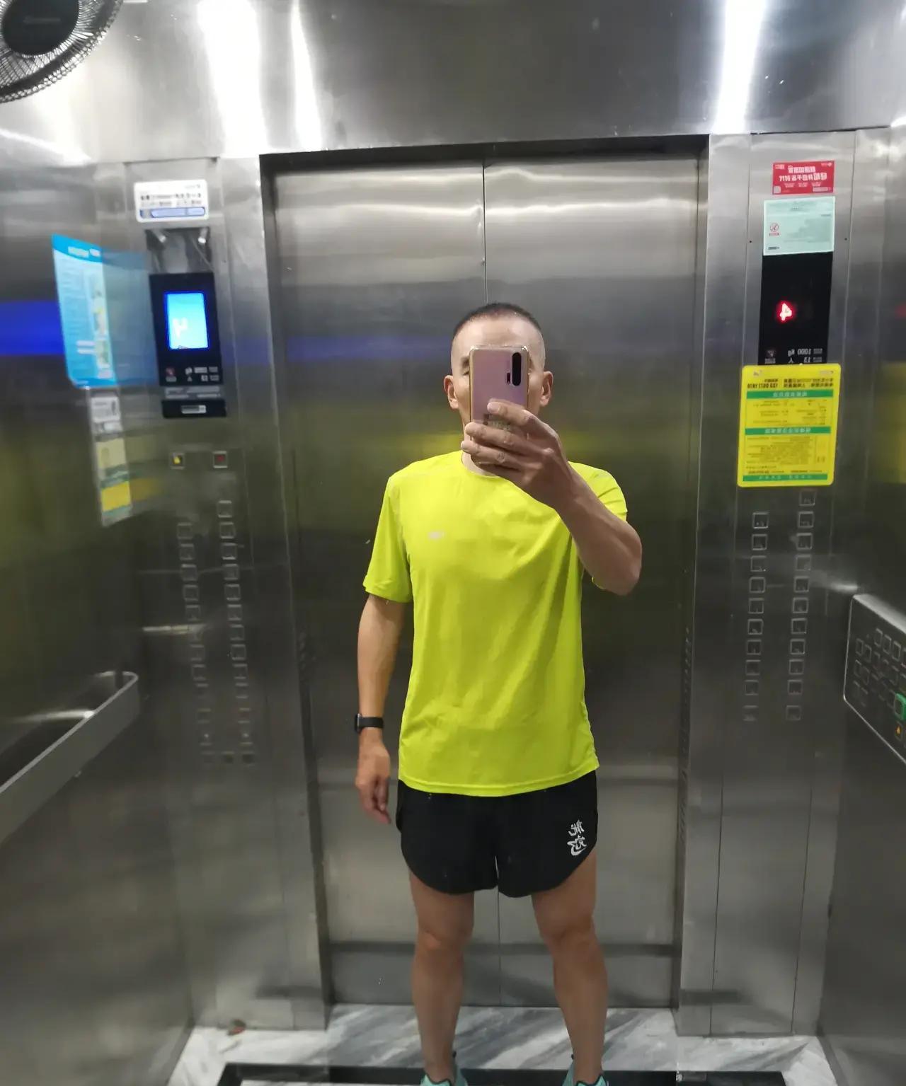 独自跑步,原来这么舒爽!跑步时你喜欢独自一人,还是结伴同行?我的选择毫不犹豫: