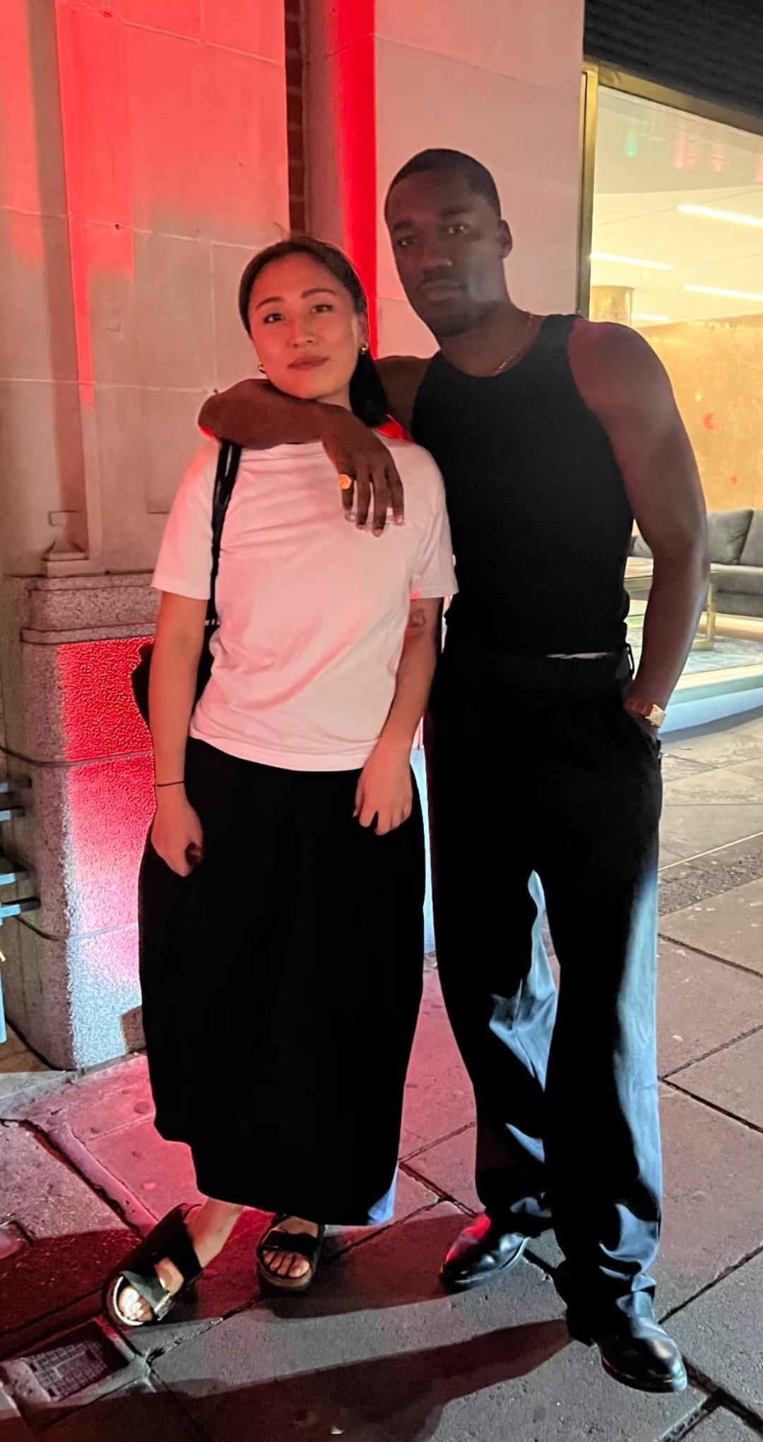 用贪图“一时的新鲜感”、“洋气的外国男友”回避了女性追求“不可多得的快乐…”，这