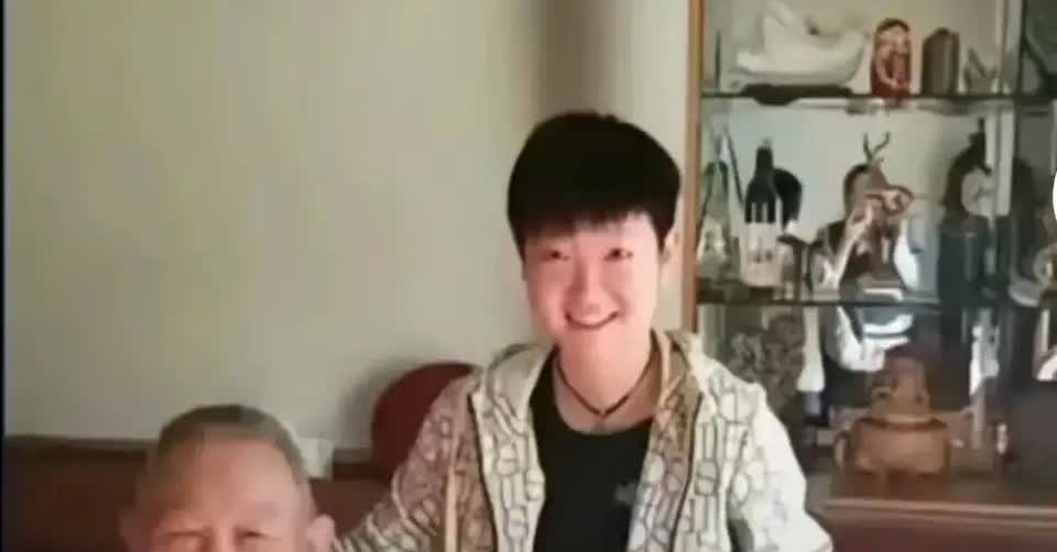 破案了！莎莎的淡定是祖传的！救命！莎莎和爷爷合照复制粘贴！和善福气相绝了～[