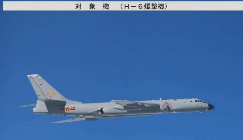 日本航空自卫队今天发布了一组中俄战略轰炸机联合巡航的图片，并且说日本战机与中俄联