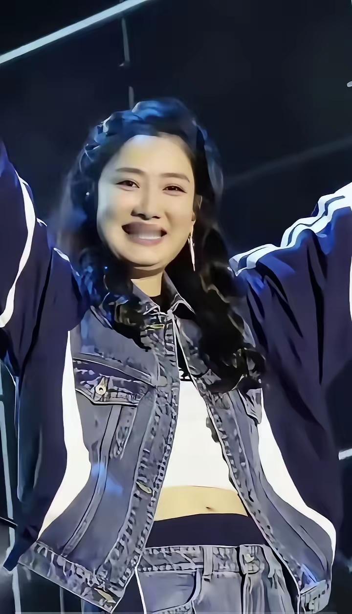 柳絮混着小虫，撞进玲花嘴里。5月30日晚，兰州奥体中心。四万三千人合唱《奢香