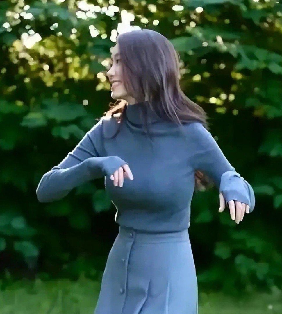 张小斐这身材绝了！穿紧身衣别人易有赘肉，她却平整得很线条流畅