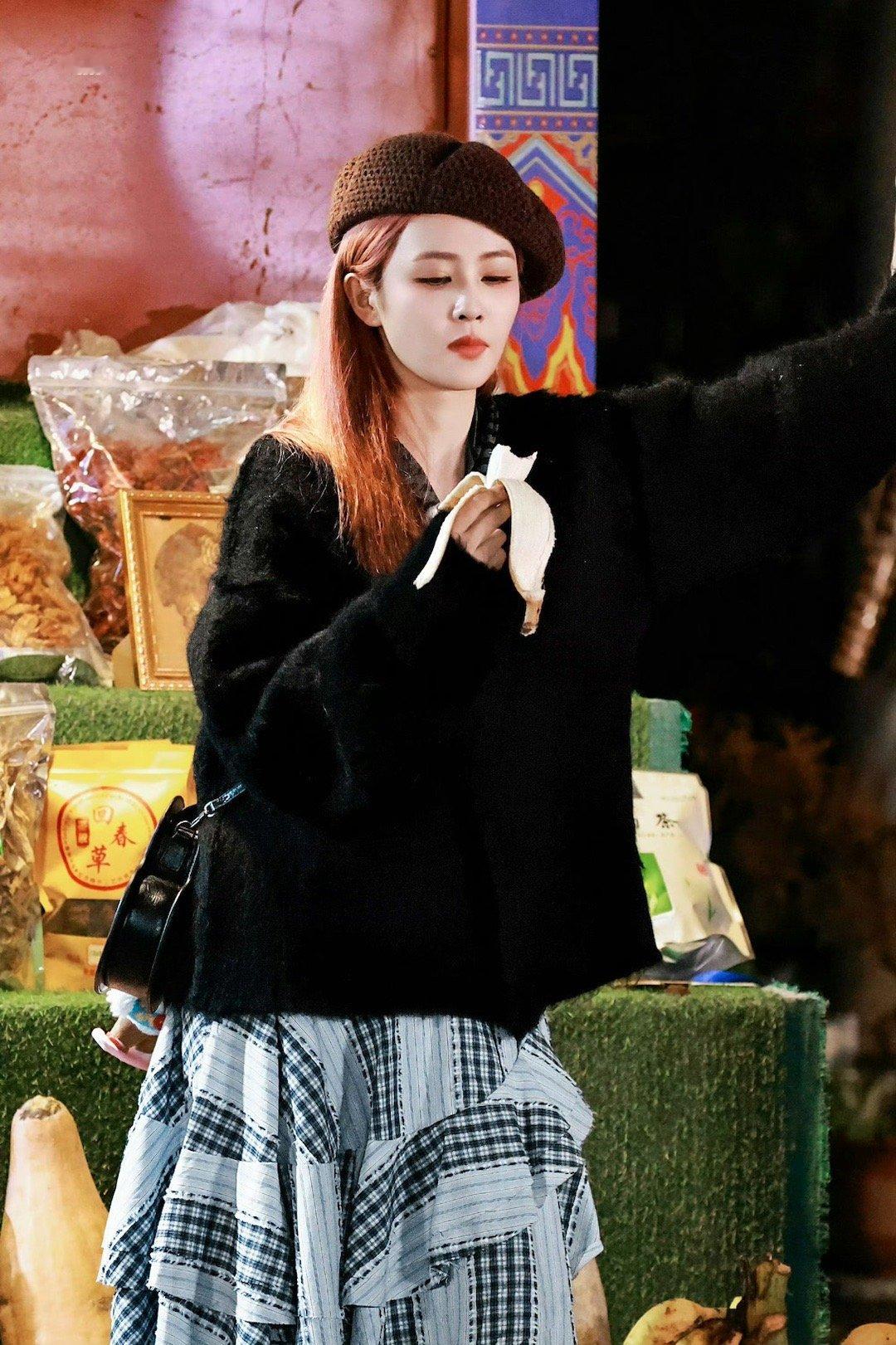 白鹿这个香蕉真好吃最近这个白鹿可爱的有点超过[爱心]​​​