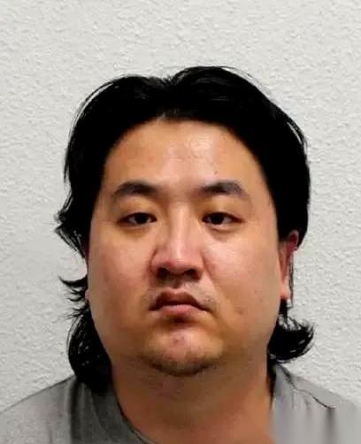 专门挑自己人下手，真的，这是我见过最恶心的。一个顶着名校光环的男人，把自己包装