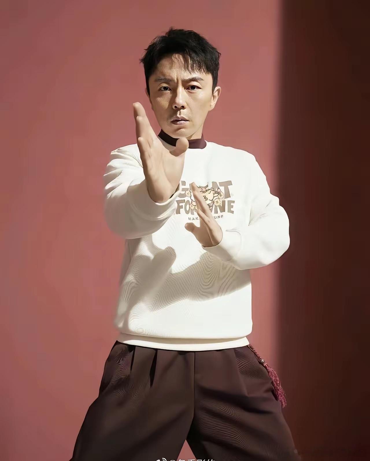 吴京请了李连杰和张晋出演《镖人》，他甚至连谢霆锋都请了。但是让我想不明白的是，他