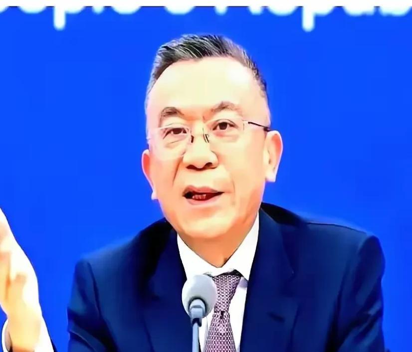 黄院士说：建议年轻人多去献血，成年人献血400毫升对身体一点伤害都没有！很难相