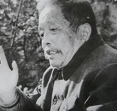 1956年，南通市土地庙里，一个跑江湖的汉子抓起一条剧毒腹蛇，冲着蛇头，伸出舌头