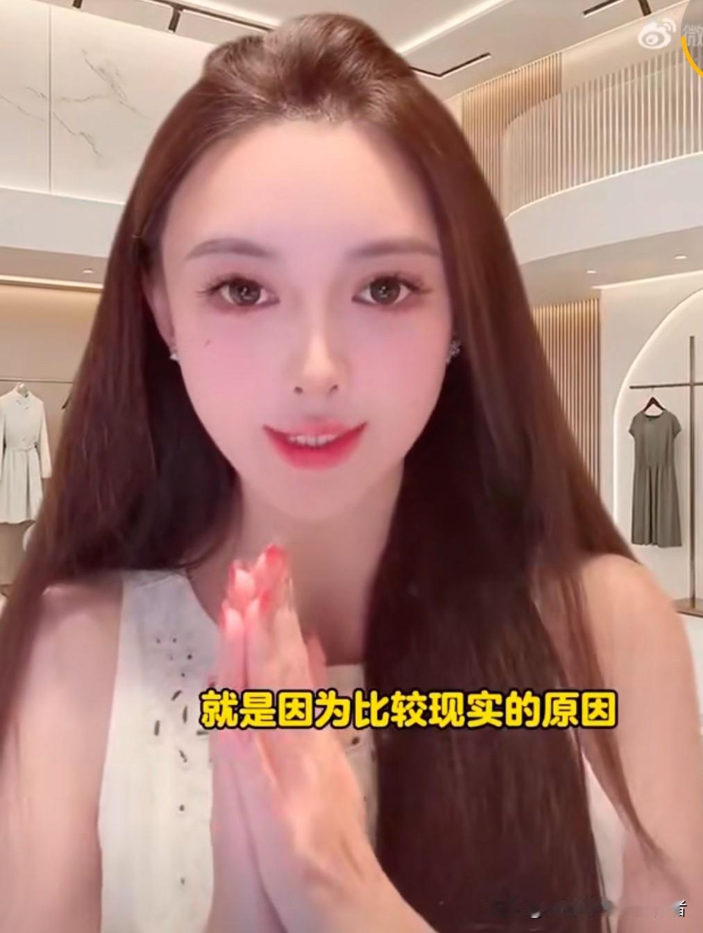 近日，黄晓明的前女友叶珂在直播时说，由于现实因素，她和黄晓明分手了。尽管已经分开