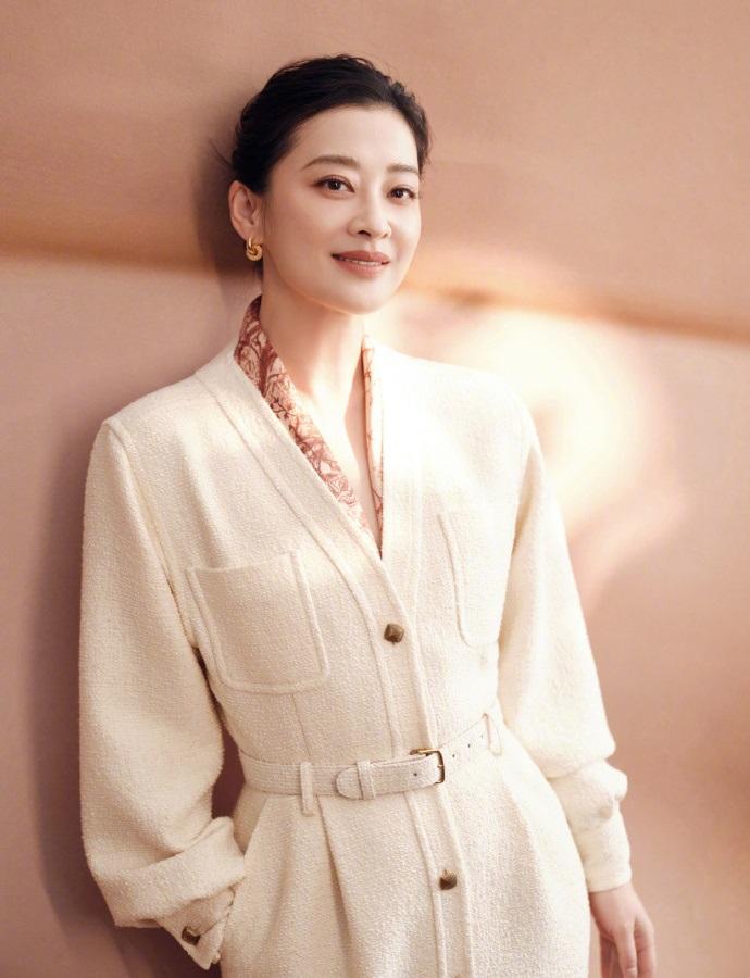 最近梅婷在出席时尚活动的时候搭配了一身白色的衣服，整个人显得好年轻，确实是太美了