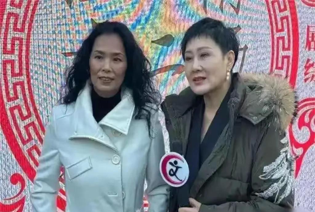 韦唯和张凯丽合影，大家都是张凯丽不好看，和韦唯一对比，感觉张凯丽漂亮多啦！张凯
