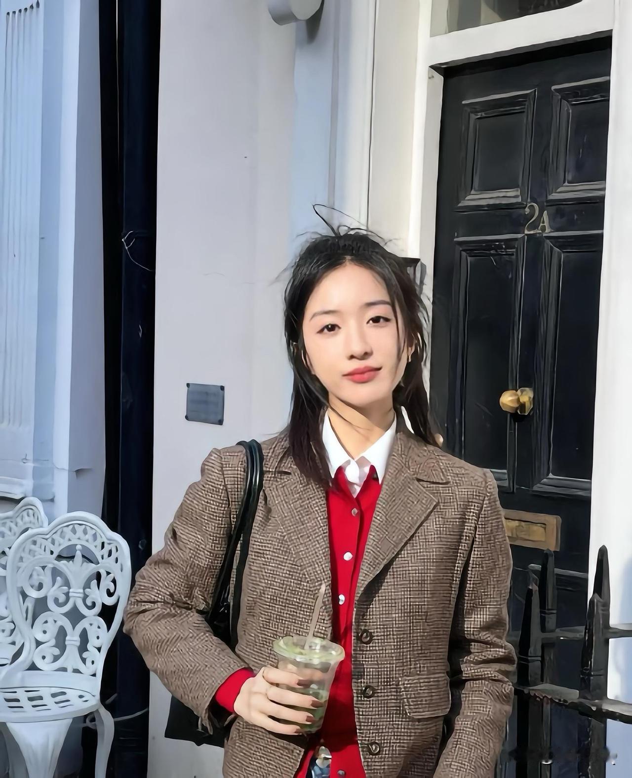 近日采访朱珠的主持人火了，她就是年仅24岁的翁青雅。单看她的学历，那叫一个漂