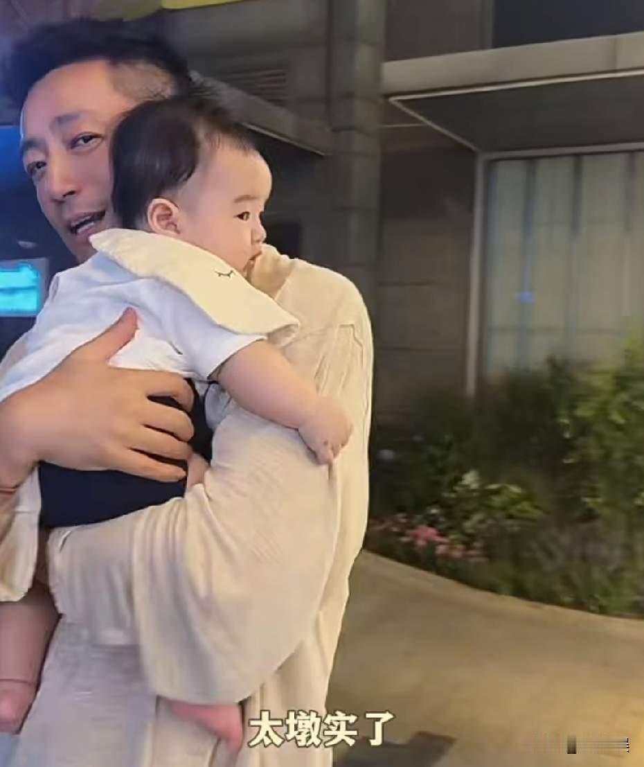 汪少的情绪也就他的孩子能稳得住。看到汪小菲享受的抱着汪宝逛街的画面，网友们纷纷