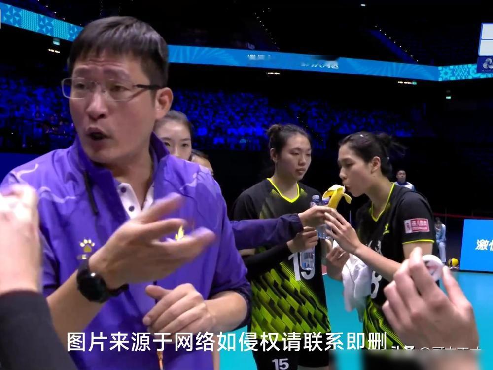 那个把国家队二传挤到替补席上的地方队二传也要退役了！能把国家队二传挤到替补席位上