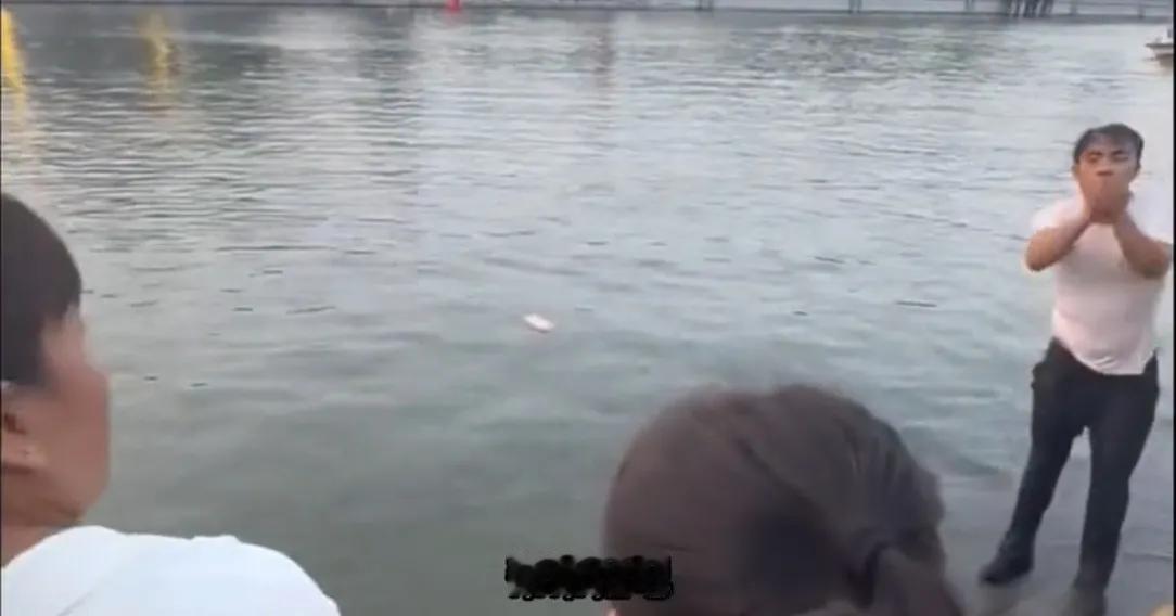 不能说岸上的人太冷漠了，两个人在慌张的时候，会把救援者也按下水，就算是会游泳的人