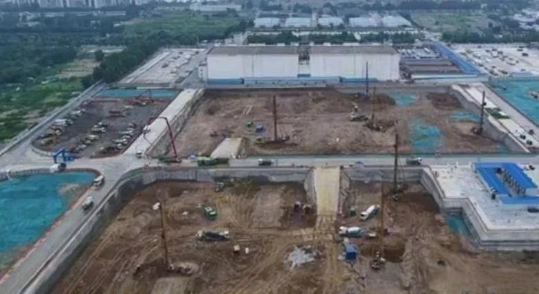 路过石家庄市南栗、南位施工现场，好家伙，塔吊立了不少，地基也在浇筑中，一片繁忙景