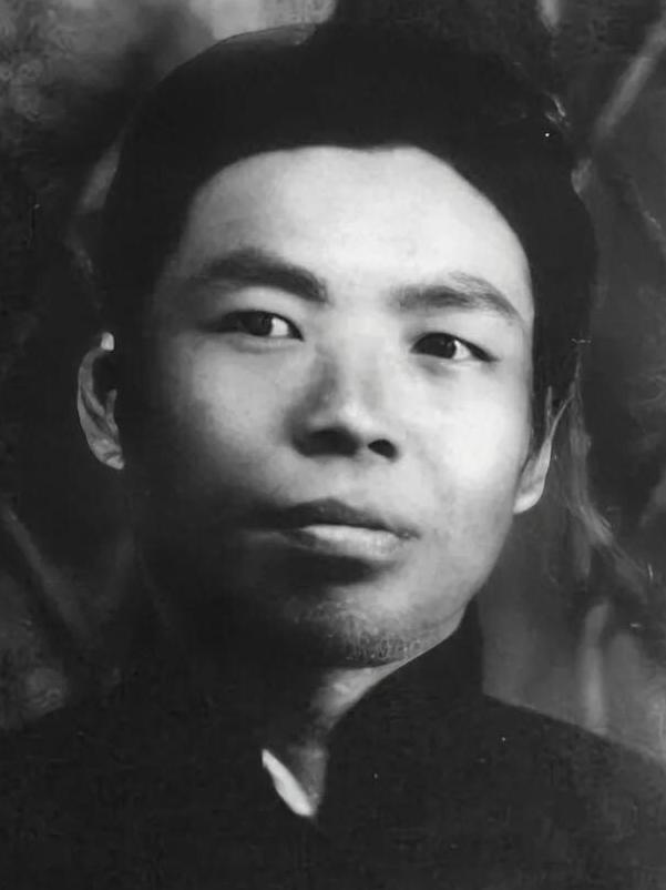 1924年，他考入黄埔一期，因为反对蒋介石，成为黄埔一期唯一被开除的学生。此后他