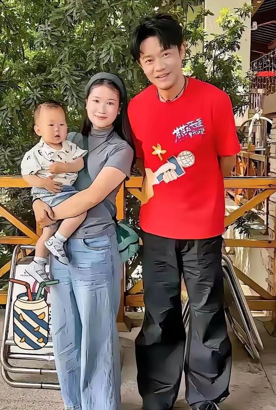 难怪凤凰传奇的曾毅对玲花没有什么色心，原来他老婆长得足以让他管住自己的下半身啊！
