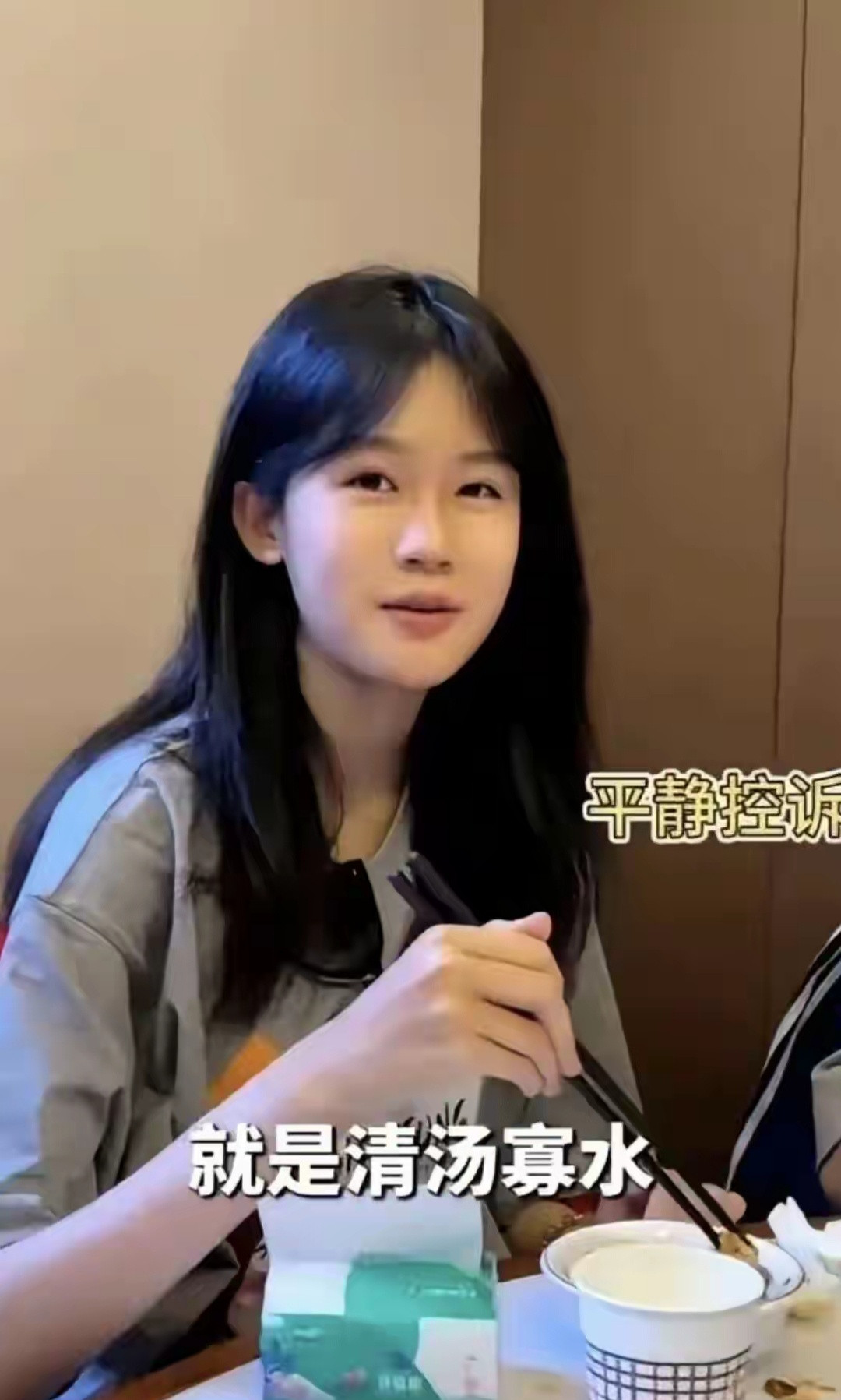 贝儿长大长高了，完全遗传了陆毅和鲍蕾的优点，有种妈妈的感觉了