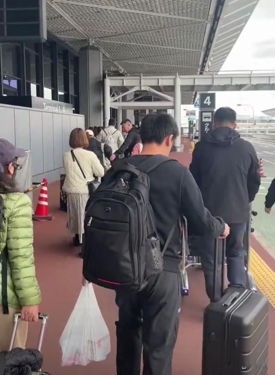 12条中日航线全部取消航班，高市早苗公开表态：希望与中方对话​11月24日，