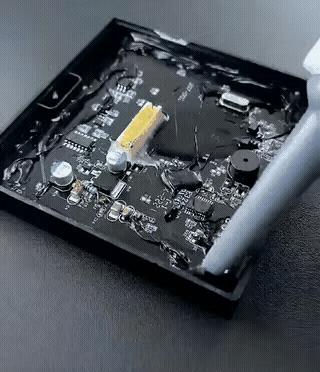 电路板灌胶，与其说阻止维修，不如说省得维修。大大降低故障率，还便于防水散热～～～