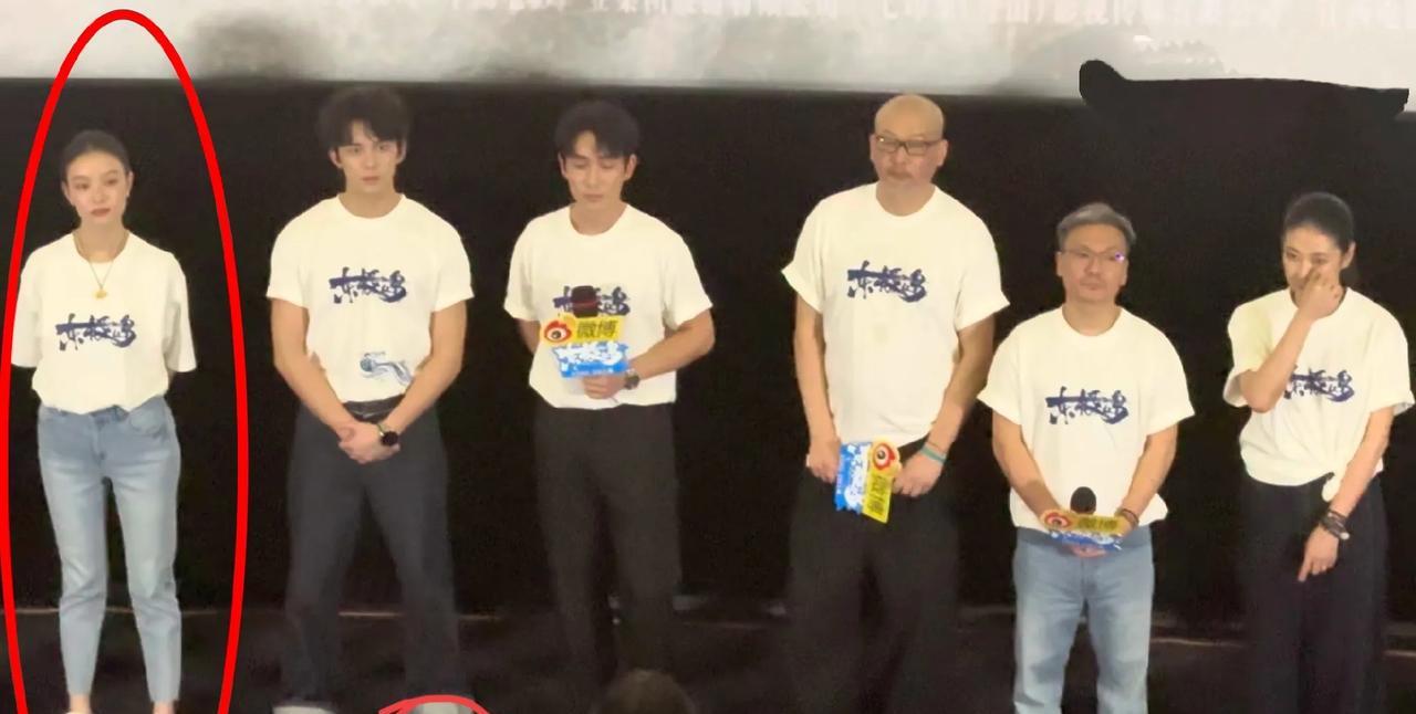 什么叫身材比例好？看电影《东极岛》首映礼上的倪妮就知道啦！即使穿着平底鞋依然完
