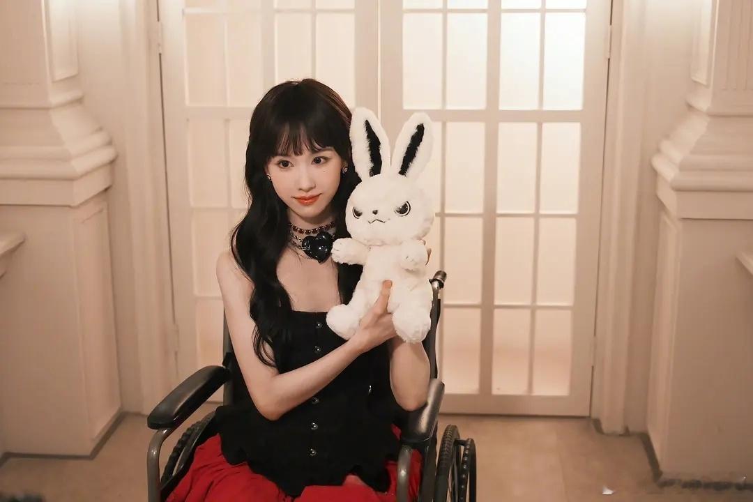 陈都灵的玩偶又更新了一款全新妆造！到现在为止已经换上十几套造型了，每套风格都很有