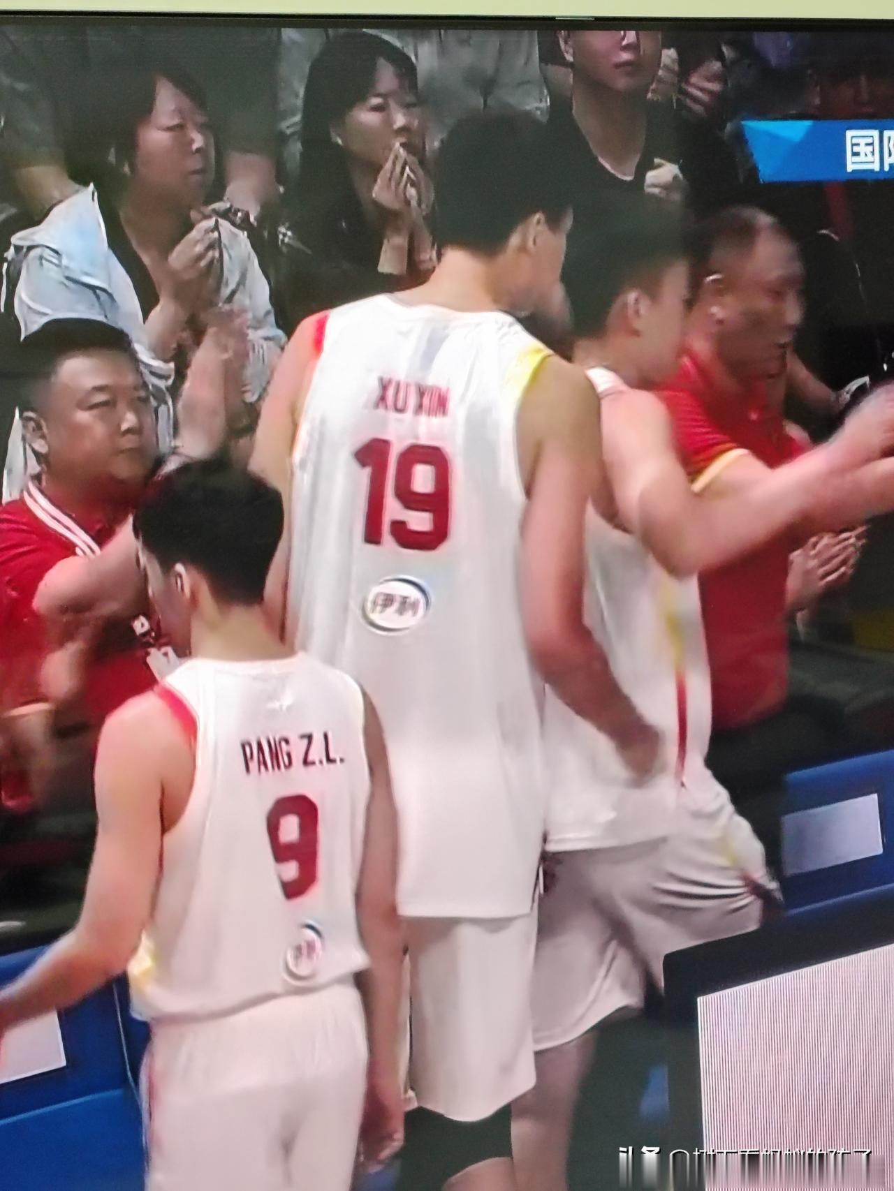 92-74，赢了！少了人情世故的男篮终于打出了扬眉吐气，全场放开了打，谁状态好