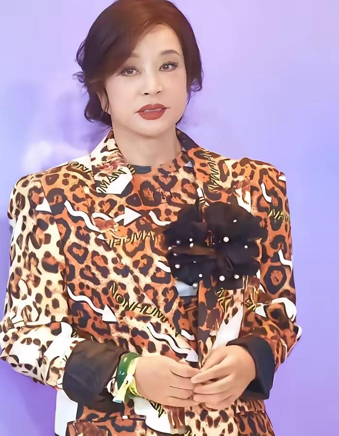 刘晓庆低头认错了。75岁的她，在家庭聚会的温暖氛围里，抱着妹妹的孙子，突然感慨：