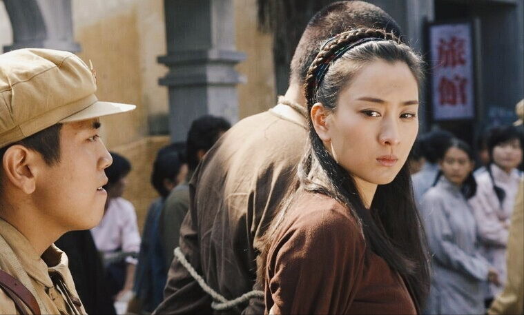 1943年，女土匪吕芪有绝世容颜，垂涎其美貌的男人数不胜数。但她的择偶标准却很特