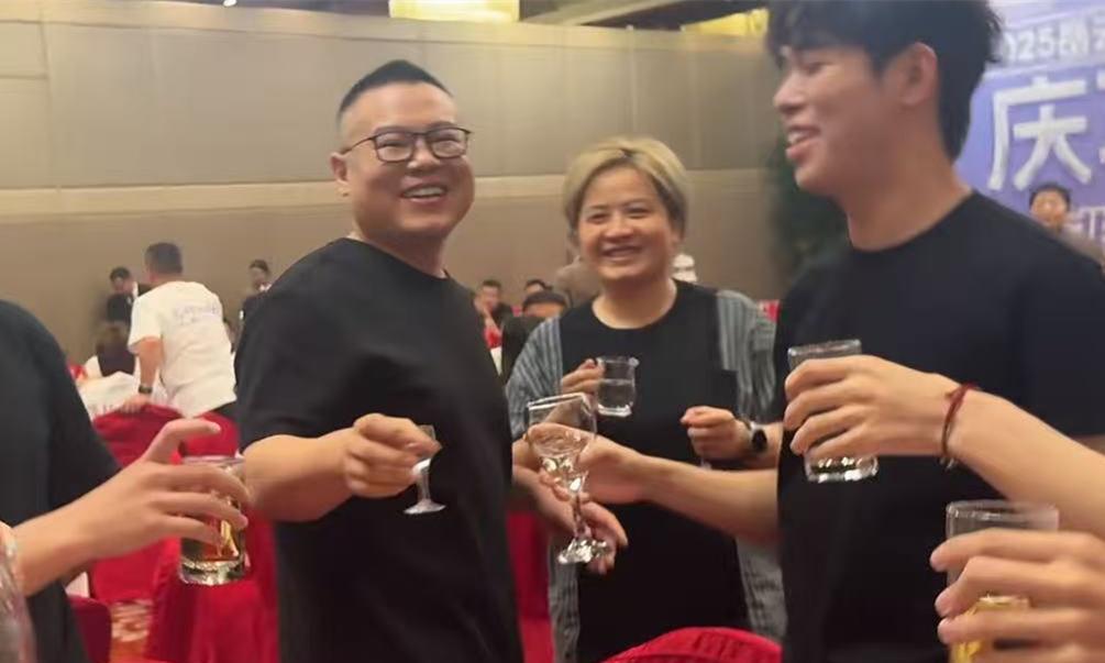 “夫唱妇随”，被岳云鹏、郑敏夫妇表现的淋漓尽致。岳云鹏演唱会结束后，大摆庆功宴，