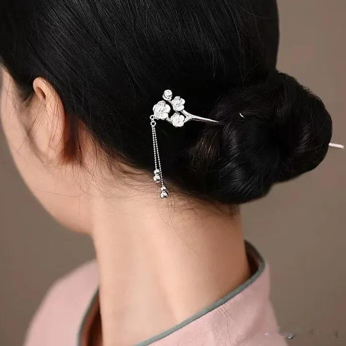 正在偷情的男女，男人说：我老婆睡着了，宝贝你在干嘛，你老公睡觉了吗？我