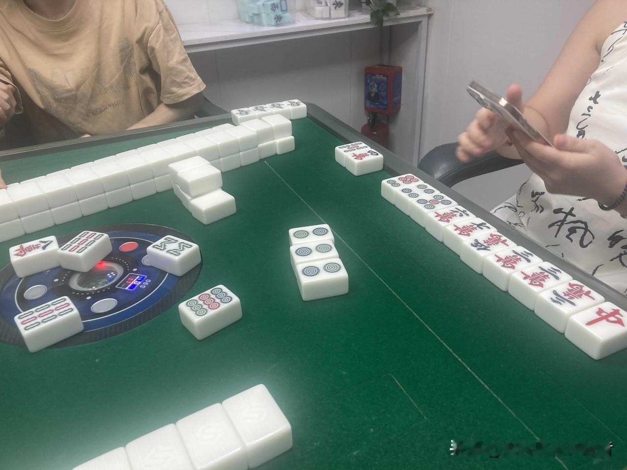 前两天打麻将遇到一件稀罕事。我是庄家，开局打了一张幺鸡给对家碰，然后我上家又打