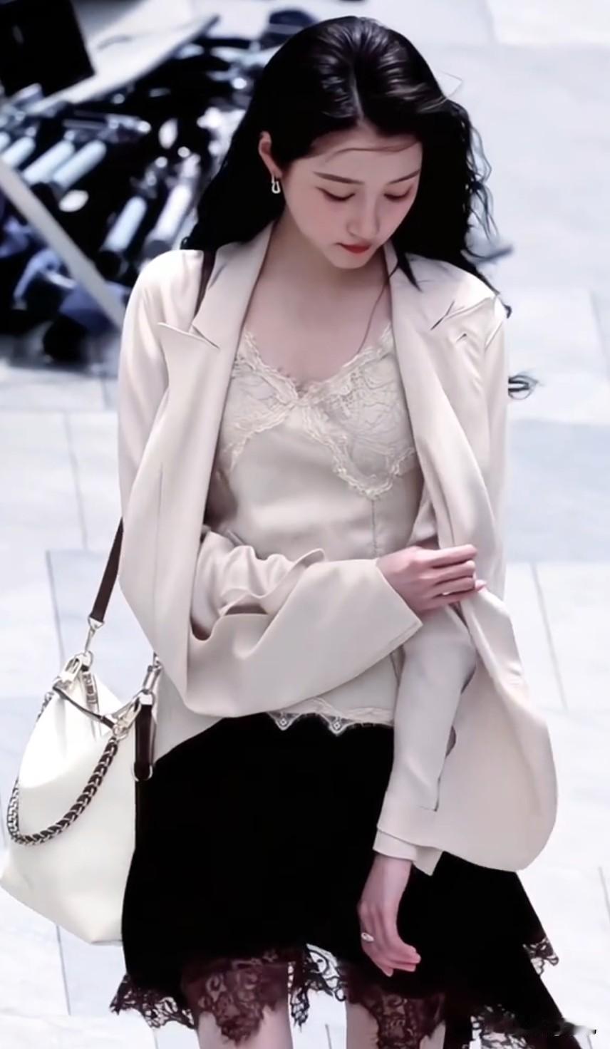 关晓彤衣服被风吹开关晓彤走着走着衣服被风一瞬间吹开，关晓彤赶紧把衣服拉回