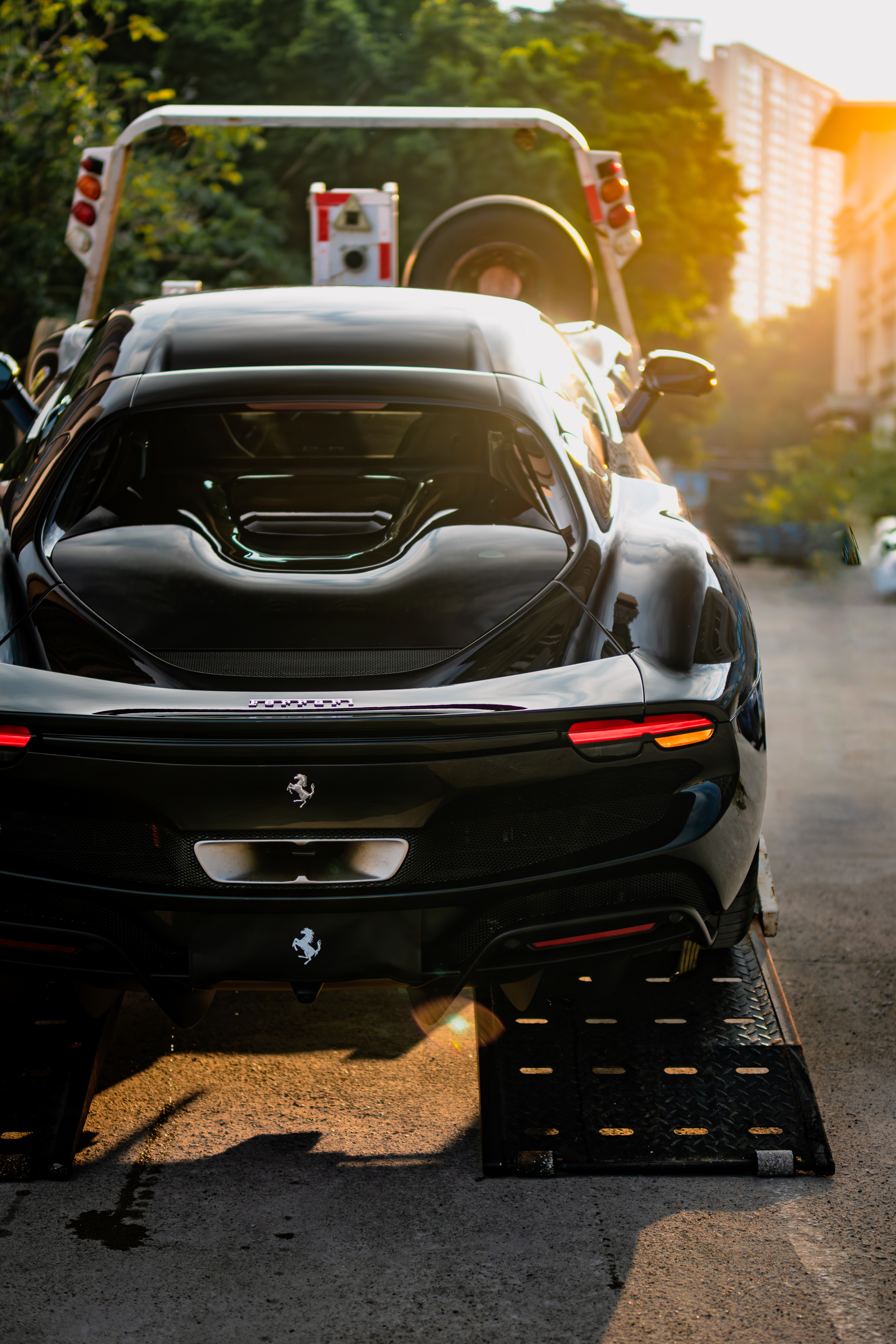 夕阳下抓拍此刻正在交付的-296GTBNero法拉利(ferrari)深