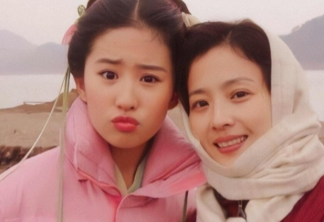1997年，刘亦菲父母因频繁吵架，婚姻走到了尽头，离婚时，母亲刘晓莉说:“女儿必