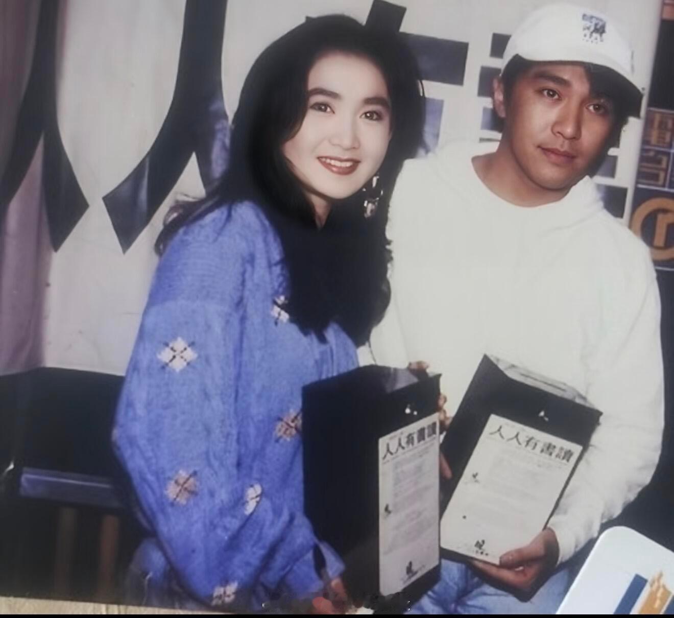 1992年，周星驰、黎明、温碧霞在一场公益活动上，三人罕见同框合影。​​​