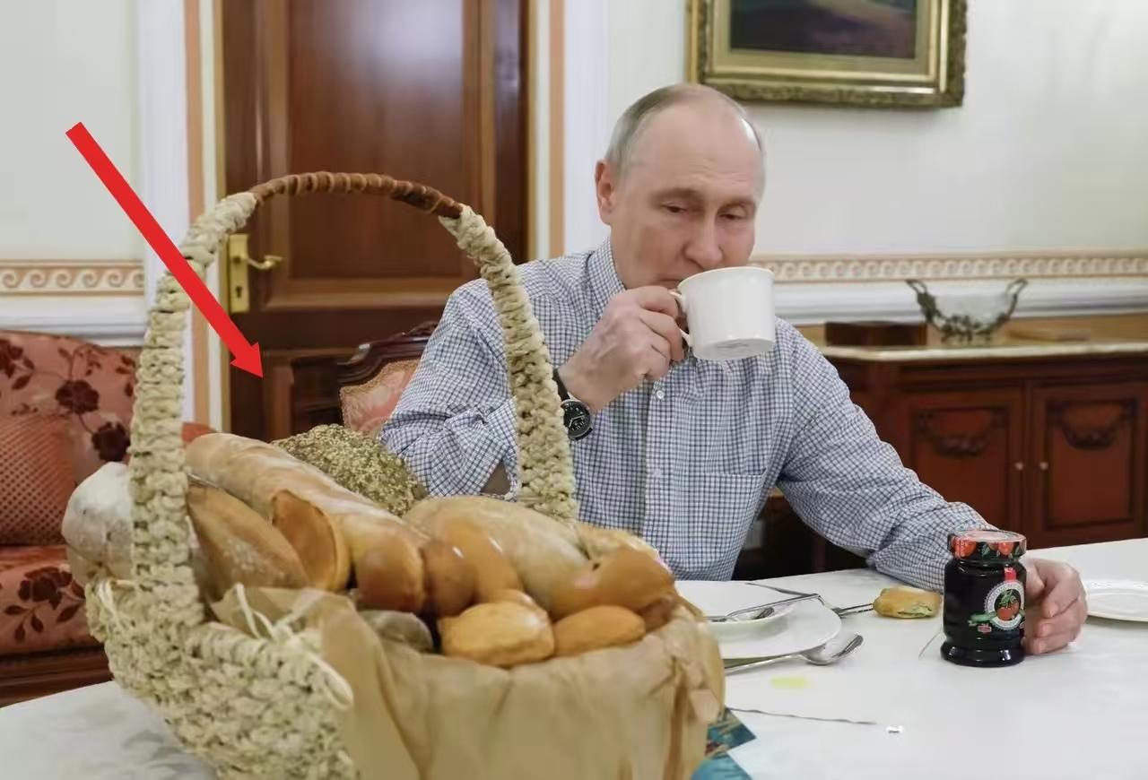 高情商！昨天俄罗斯的普京年度记者会，一位面包店的老板抓住了时机，不仅在普京面前当