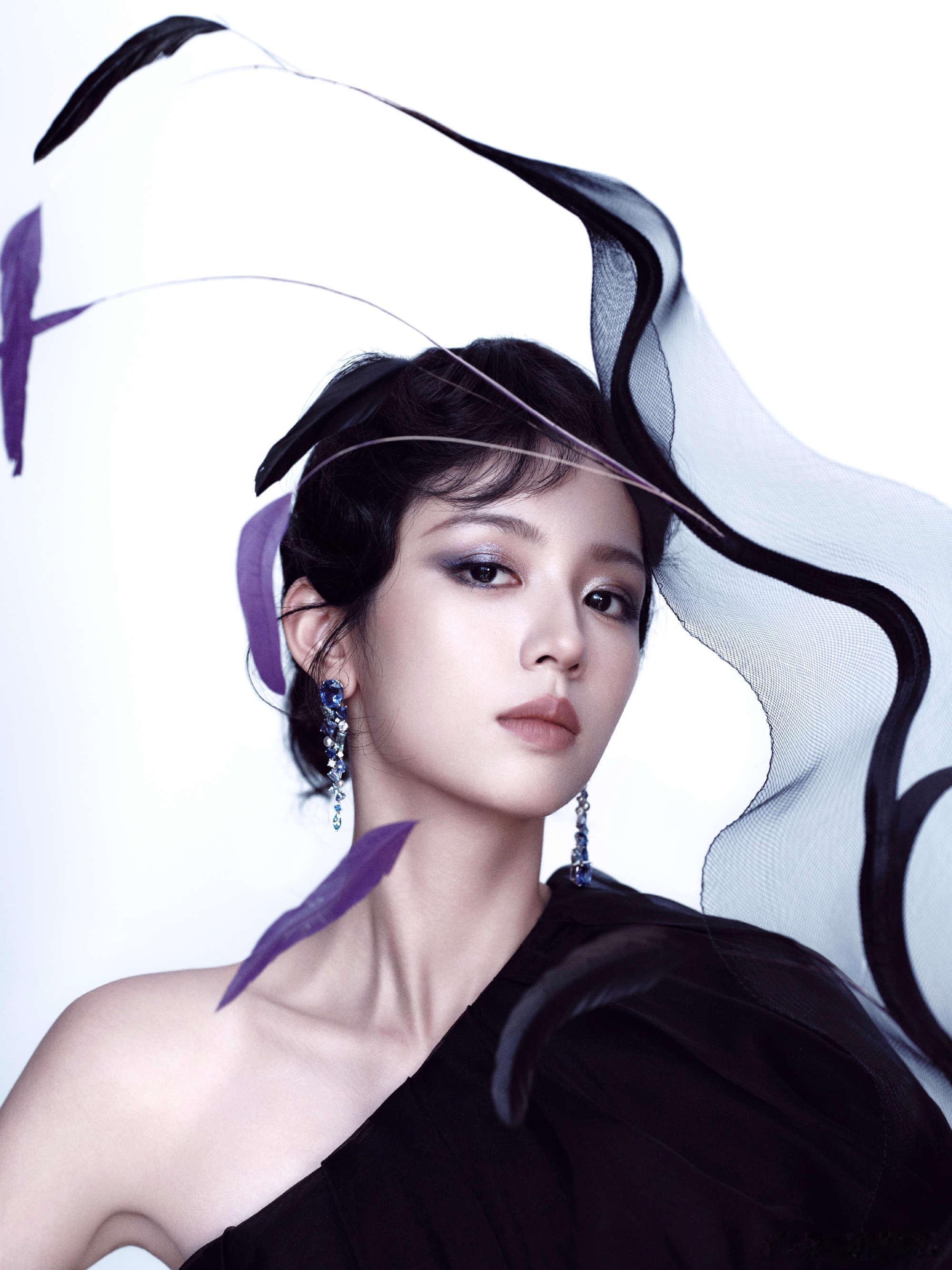 W盛典活动出图的女明星周也Viktor&Rolf2025秋冬高级定制